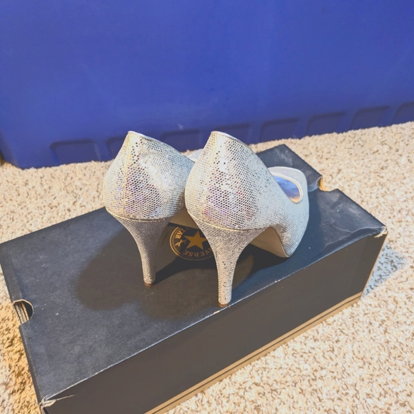 Silver Toe Out Heels Size 8 - Picture 3 of 4